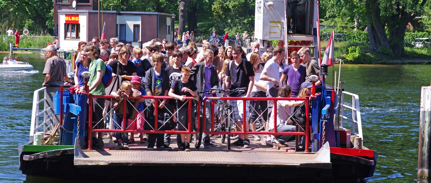 Viele Schüler befinden sich auf der Fahrzeugfähre von Scharfenberg. Viele Schüler befinden sich auf der Fahrzeugfähre von Scharfenberg. Viele Schüler befinden sich auf der Fahrzeugfähre von Scharfenberg. Viele Schüler befinden sich auf der Fahrzeugfähre von Scharfenberg. Viele Schüler befinden sich auf der Fahrzeugfähre von Scharfenberg. Viele Schüler befinden sich auf der Fahrzeugfähre von Scharfenberg.
