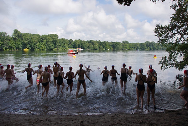 Schüler rennen vom Strand ins Wasser. Schüler rennen vom Strand ins Wasser. Schüler rennen vom Strand ins Wasser. Schüler rennen vom Strand ins Wasser. Schüler rennen vom Strand ins Wasser. Schüler rennen vom Strand ins Wasser.